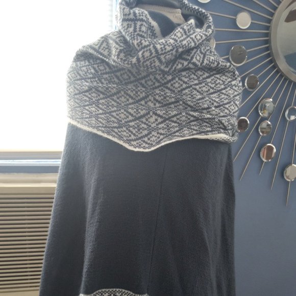 Handmade sweater cape - Picture 1 of 4